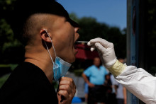&lt;p&gt;Testovanie na covid v Číne. FOTO: Reuters&lt;/p&gt;