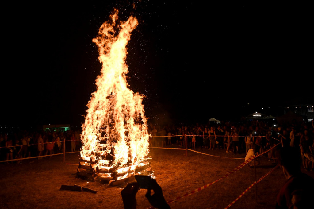 Ilustračná snímka: Horiaca vatra na podujatí Jánske ohne nad Šíravou. FOTO TASR/Roman Hanc