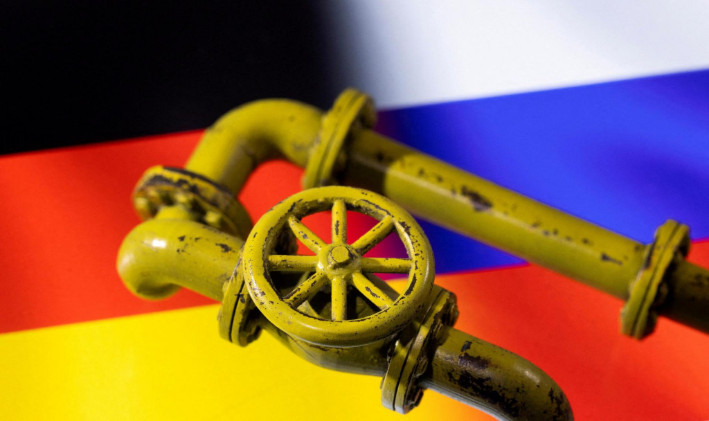 Plynové potrubie v popredí, Nemecká a Ruská vlajka v pozadí, ilustračný obrázok. FOTO: Reuters