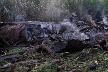 Trosky nákladného lietadla Antonov An-12 ukrajinského dopravcu po zrútení sa v Grécku. FOTO: Reuters