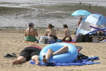 Ľudia odpočívajú na pláži v anglickom meste Southend-on-Sea. FOTO: TASR/AP
