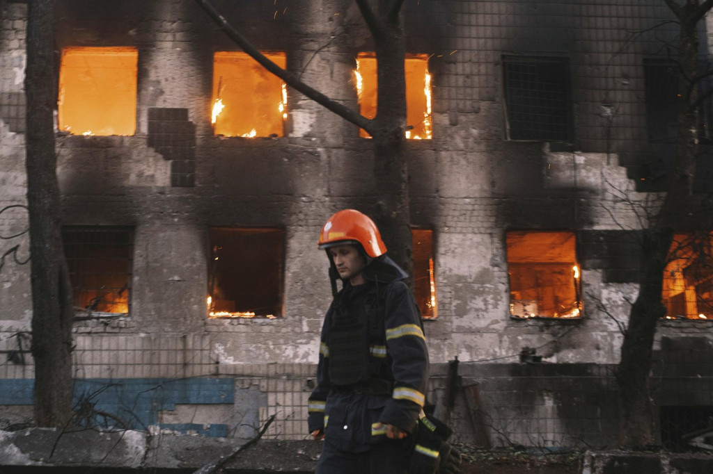 Hasiči zasahujú po ostreľovaní v ukrajinskom meste Mykolajiv. FOTO TASR/AP
