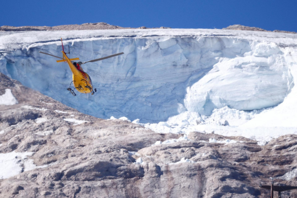 Helikopt&eacute;ra sa z&uacute;častňuje na z&aacute;chrannej misii po ne&scaron;ťast&iacute; na vrchu Marmolada. FOTO: Reuters