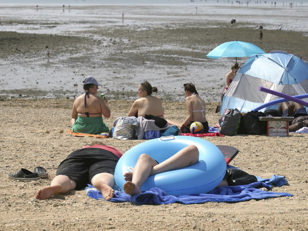 Ľudia odpočívajú na pláži v anglickom meste Southend-on-Sea. FOTO: TASR/AP
