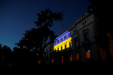 Ukrajinská vlajka na priečelí Prezidentského paláca v Aténach, Grécko, 9. mája 2022. FOTO: REUTERS