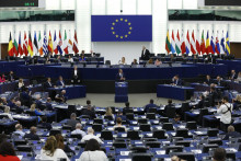 &lt;p&gt;Uprostred snímky reční grécky premiér Kyriakos Mitsotakis počas plenárneho zasadnutia Európskeho parlamentu vo francúzskom Štrasburgu. FOTO: TASR/AP&lt;/p&gt;