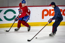 Na snímke vľavo slovenský útočník Juraj Slafkovský, ktorého si v tohtoročnom drafte NHL z prvého miesta vybral tím Montrealu Canadiens, počas tréningu v Bell Sports Complexe v Brossarde v Quebecu počas prvého dňa hodnotiaceho kempu v pondelok 11. júla 2022. FOTO: TASR/AP

