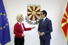 Predsedníčka Európskej komisie Ursula von der Leyenová a prezident Severného Macedónska Stevo Pendarovski. FOTO: TASR/AP