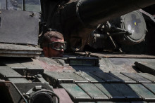 Príslušník ukrajinskej armády v tanku. FOTO: Reuters