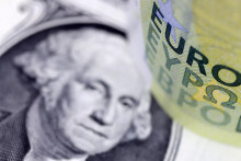 Euro voči americkému doláru tento rok stráca zhruba desať percent. FOTO: Reuters