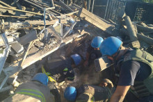 Zničená budova v Torecku na Ukrajine. FOTO: Reuters