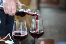 Pohár červeného vína môže podľa štúdie znížiť riziko niektorých chorôb.
