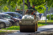 V niektorých mestách budú šetriť aj na opravách ciest a chodníkov. FOTO: HN/R. Sivý