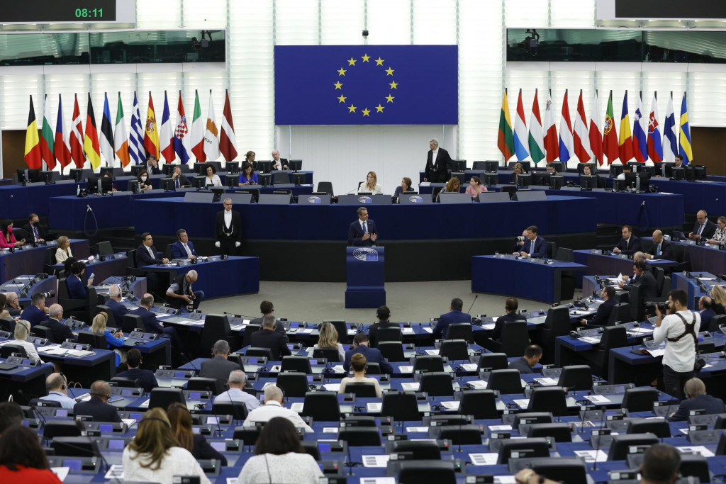 Uprostred snímky reční grécky premiér Kyriakos Mitsotakis počas plenárneho zasadnutia Európskeho parlamentu vo francúzskom Štrasburgu. FOTO: TASR/AP