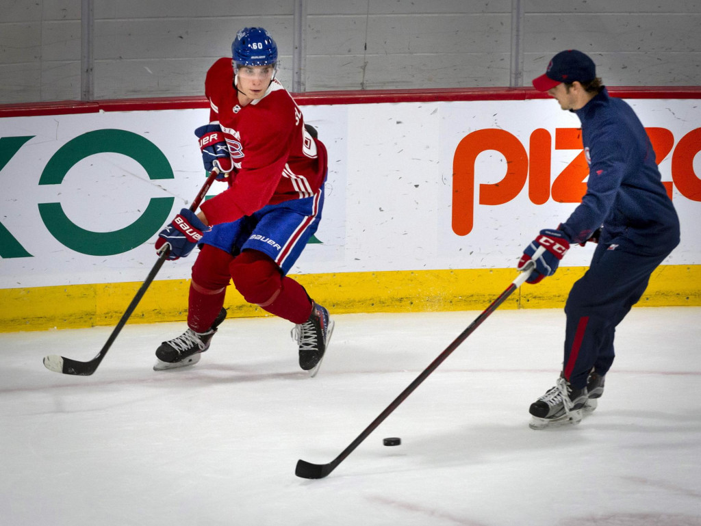 Na snímke vľavo slovenský útočník Juraj Slafkovský, ktorého si v tohtoročnom drafte NHL z prvého miesta vybral tím Montrealu Canadiens, počas tréningu v Bell Sports Complexe v Brossarde v Quebecu počas prvého dňa hodnotiaceho kempu v pondelok 11. júla 2022. FOTO: TASR/AP

