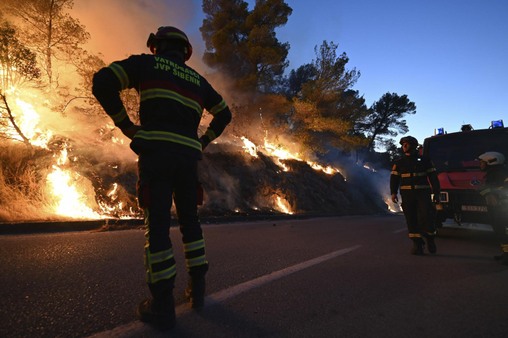 Požiar v chorvátskom Zatone. FOTO: TASR/AP
