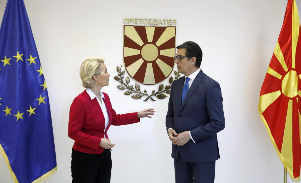 Predsedníčka Európskej komisie Ursula von der Leyenová a prezident Severného Macedónska Stevo Pendarovski. FOTO: TASR/AP