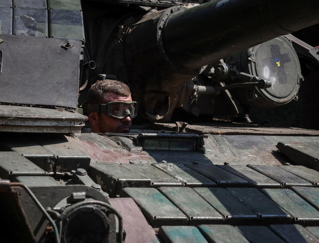 Pr&iacute;slu&scaron;n&iacute;k ukrajinskej arm&aacute;dy v tanku. FOTO: Reuters