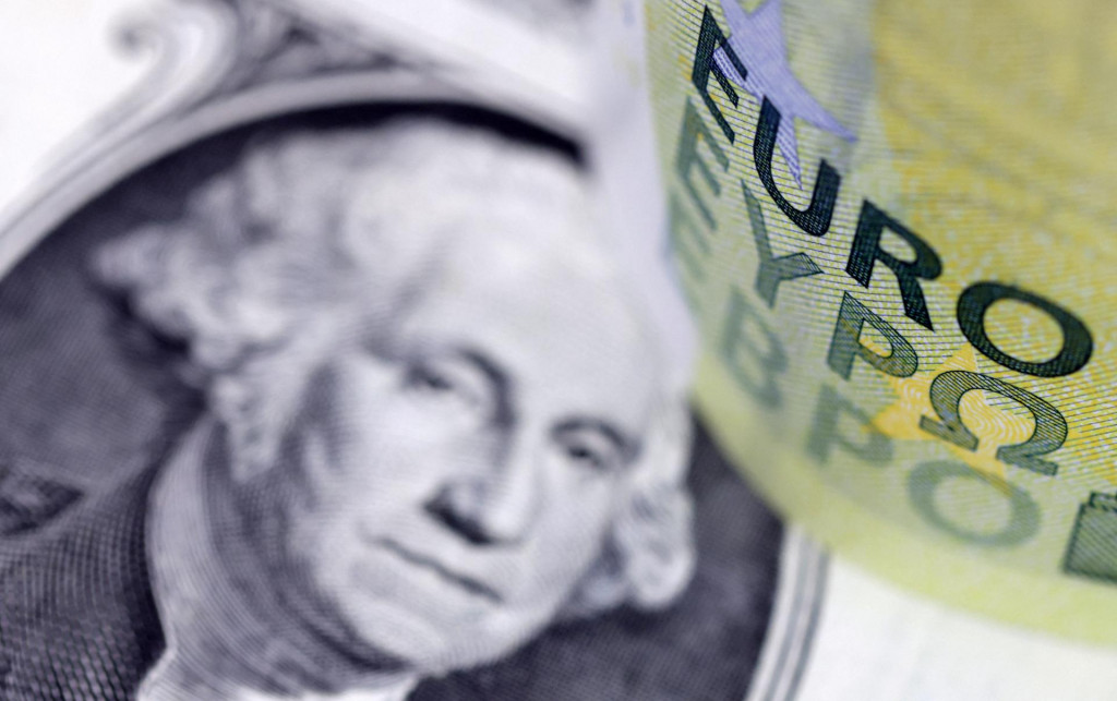 Euro voči americkému doláru tento rok stráca zhruba desať percent. FOTO: Reuters
