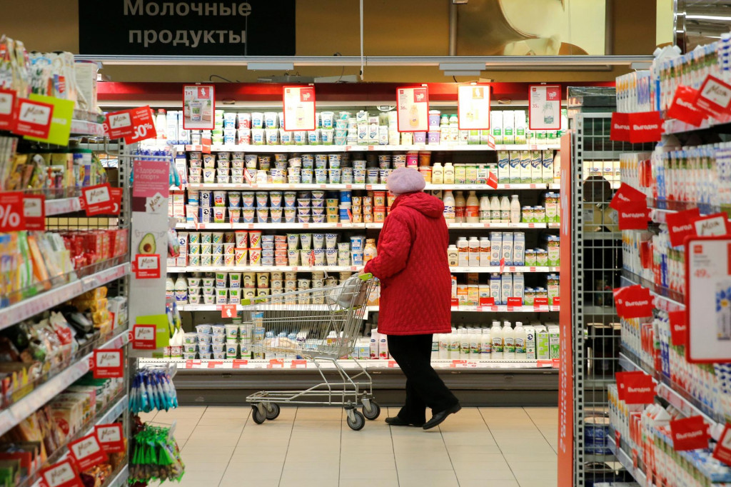 Nakupujúca v supermarkete v Moskve. FOTO: Reuters
