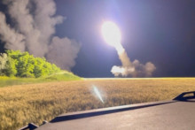 Raketomet HIMARS v nešpecifikovanej lokalite blízko frontovej línie na Ukrajine (júl 2022). FOTO: Reuters