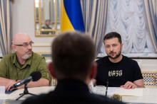 &lt;p&gt;Ukrajinský prezident Volodymyr Zelenskij a minister obrany Oleksij Reznikov sa zúčastňujú na stretnutí s poľským ministrom obrany Mariuszom Blaszczakom. FOTO: Reuters &lt;/p&gt;