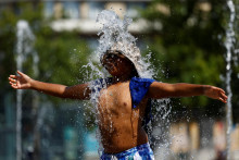 Chlapec sa osviežuje vo fontáne počas horúceho počasia, keď Európu zasiahne vlna horúčav, v Bruseli, Belgicko 19. júla 2022.

FOTO: Reuters