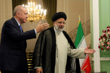 &lt;p&gt;Recep Tayyip Erdogan a iránsky prezident Ebrahímm Raísí. FOTO: Reuters&lt;/p&gt;
