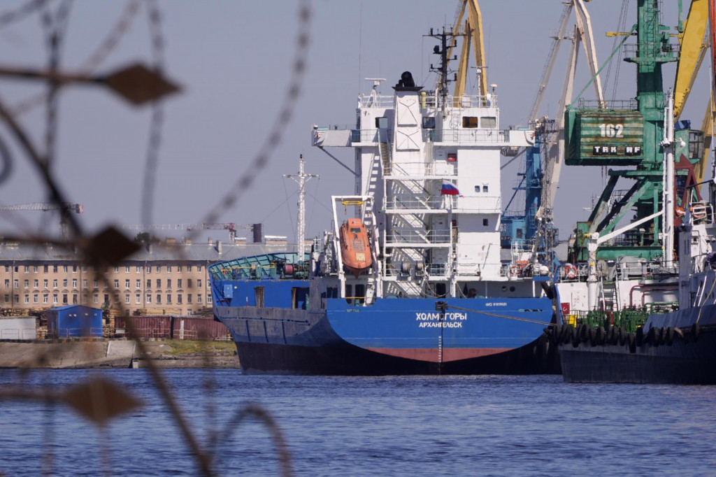 Nákladná loď kotví v prístave v ruskom meste Petrohrad. Loď bude prepravovať tovar medzi Petrohradom a Kaliningradskou oblasťou, ktorá je exklávou Ruska. FOTO: TASR/AP

