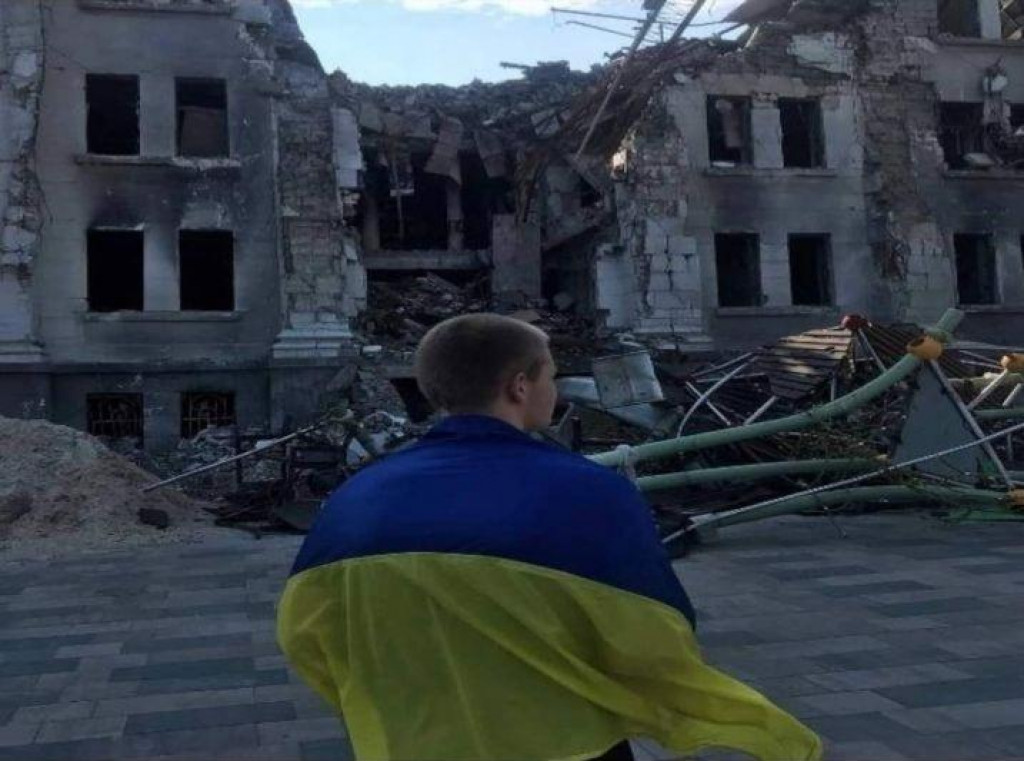 Odvahu mlad&eacute;ho muža ocenil aj ukrajinsk&yacute; prezident Volodymyr Zelenskyj. FOTO: Twitter/Reuters Pictures