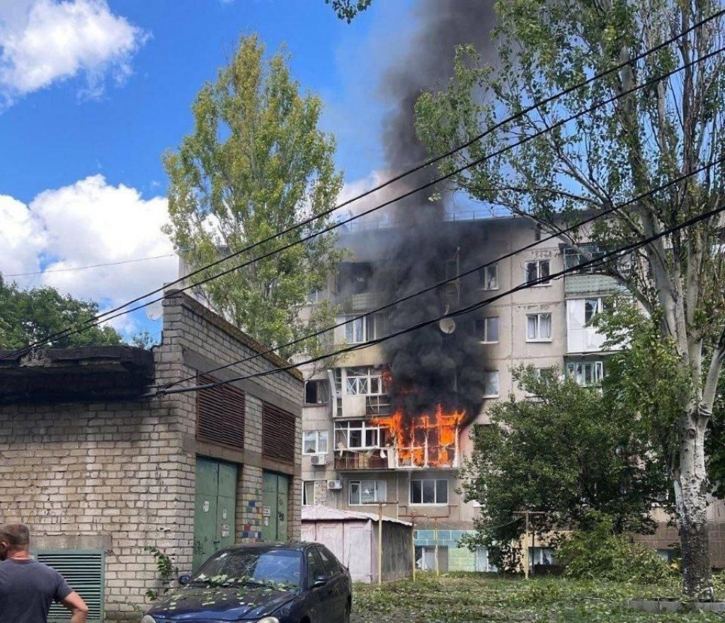 V zasiahnutých domoch vypukli požiare, s ktorými zápolia hasiči. FOTO: Twitter/ The Kyiv Independent