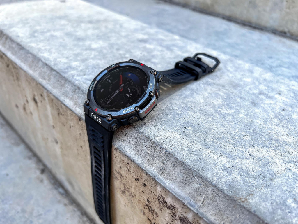 Amazfit T-Rex 2 sú robustnými smart hodinkami, ktoré môžete ovládať aj pomocou tlačidiel. SNÍMKA: HN/Alžbeta Harry Gavendová