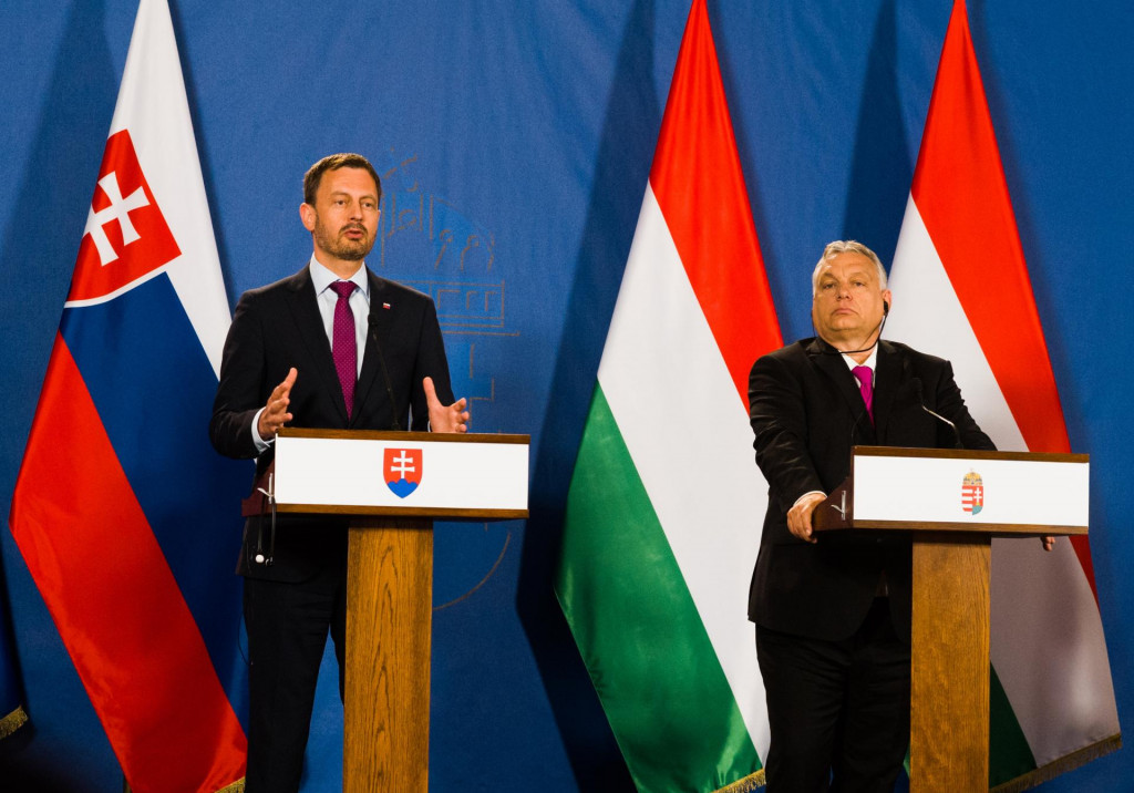 Predseda vlády Eduard Heger a maďarský premiér Viktor Orbán. FOTO: TASR/L. Vallach