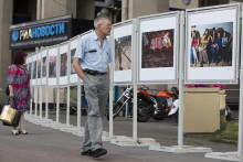 Na archívnej snímke z 18. augusta 2014 muž prezerá fotografie ruského fotoreportéra medzinárodnej tlačovej agentúry Rossija segodňa Andreja Stenina pred budovou sídla tlačovej agentúry, ktoré nafotil na Ukrajine. FOTO: TASR /AP