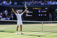 &lt;p&gt;Novak Djokovič oslavuje víťazstvo vo finále mužskej dvojhry vo Wimbledone proti Austrálčanovi Nickovi Kyrgiosovi. FOTO: Reuters &lt;/p&gt;