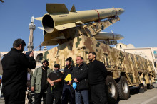 Iránci fotografujú počas výstavy, na ktorej sú vystavené rakety dlhého doletu. FOTO: Reuters