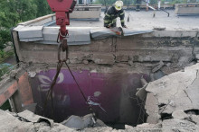 &lt;p&gt;Záchranár pracuje na streche obytnej budovy poškodenej ruským vojenským úderom v Nikopole, Dnepropetrovská oblasť, Ukrajina 16. júla 2022. FOTO: REUTERS&lt;/p&gt;