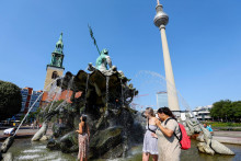 Turisti sa schladia pri Neptúnovej fontáne v centre Berlína. FOTO: Reuters