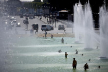 &lt;p&gt;Ľudia sa osviežujú vo fontáne v záhradách Trocadero počas extrémnych horúčav v Paríži. &lt;/p&gt;