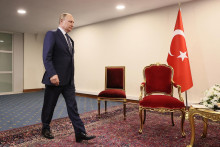 Ruský prezident Vladimir Putin prichádza na stretnutie s tureckým prezidentom Recepom Tayyipom Erdoganom in Tehran. Ten nechal šéfa Kremľa čakať, čo mu bolo očividne nepríjemné. FOTO: Reuters