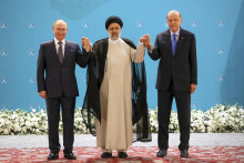 Zľava ruský prezident Vladimir Putin, iránsky prezident Ebráhím Raísí a turecký prezident Recep Tayyip Erdogan pózujú pred ich stretnutím v Teheráne 19. júla 2022. FOTO: TASR/AP