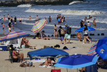 Ľudia na pláži v oblasti Rockaway 19. júla 2022 v New Yorku. FOTO: TASR/AP