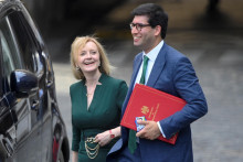 Britská šéfka diplomacie a kandidátka na vedúcu pozíciu konzervatívcov Liz Trussová kráča s členmi svojho tímu v blízkosti budov parlamentu v Londýne. FOTO: Reuters