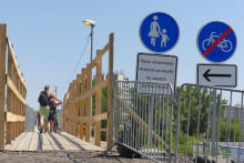 Hlohovecký most v stredu sprístupnili pre peších. FOTO: HN/Akos Cséplö