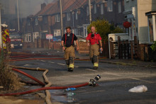 Londýnsky hasičský zbor včera dostal viac než 2 600 volaní v priebehu jedného dňa. FOTO: TASR/AP