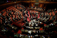 &lt;p&gt;Celkový pohľad na Senát počas hlasovania o dôvere vláde po tom, čo taliansky premiér Mario Draghi minulý týždeň podal demisiu. FOTO: Reuters &lt;/p&gt;