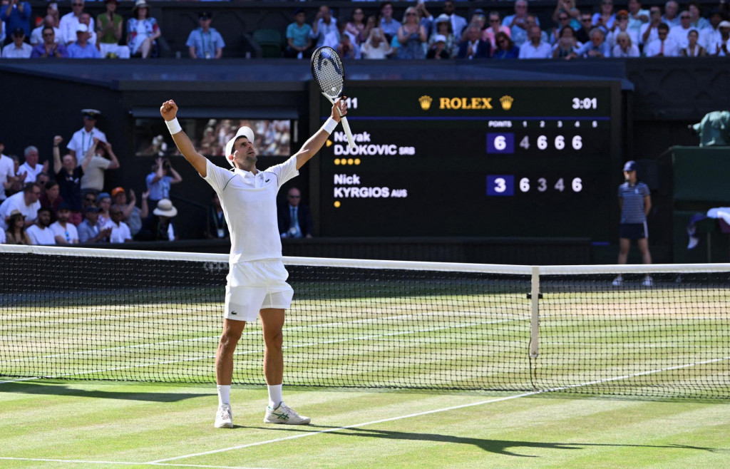 Novak Djokovič oslavuje víťazstvo vo finále mužskej dvojhry vo Wimbledone proti Austrálčanovi Nickovi Kyrgiosovi. FOTO: Reuters