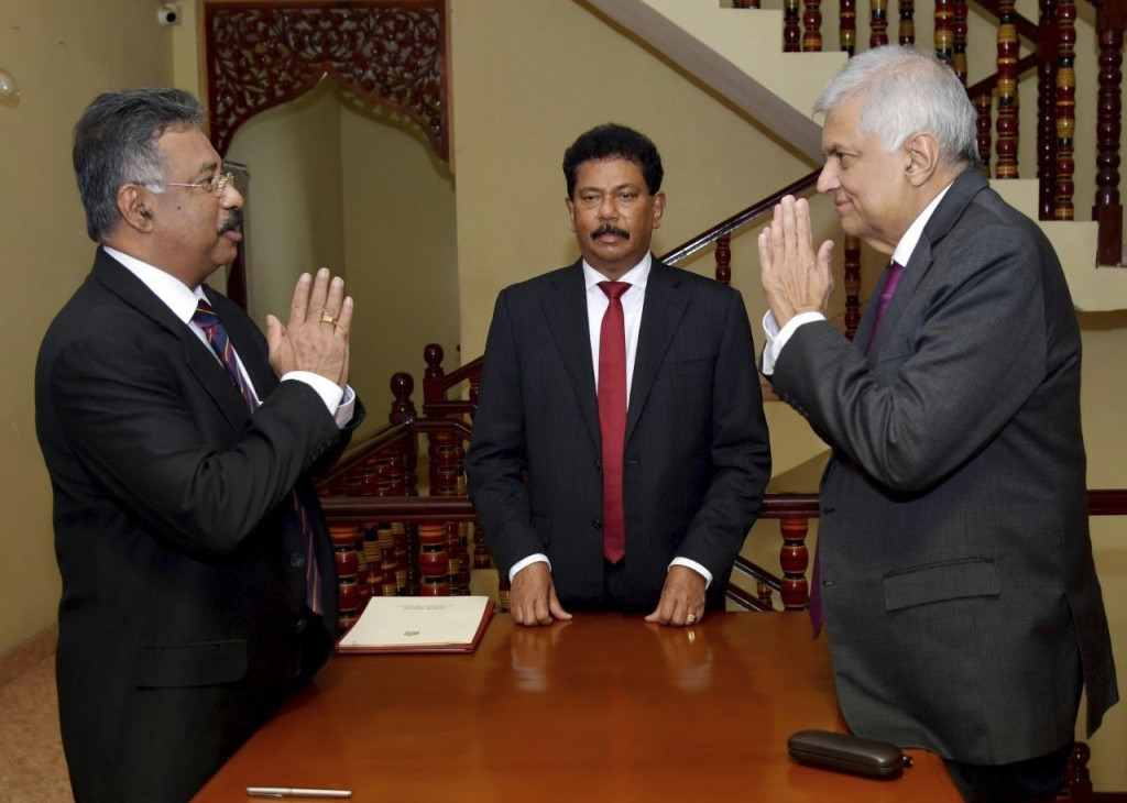 Srílanský premiér Ranil Vikramasinghe (vpravo) reaguje pred zložením prezidentskej prísahy v Colombe 15. júla 2022. Vikramasinghe zložil v piatok prísahu ako dočasný prezident. FOTO: TASR/AP