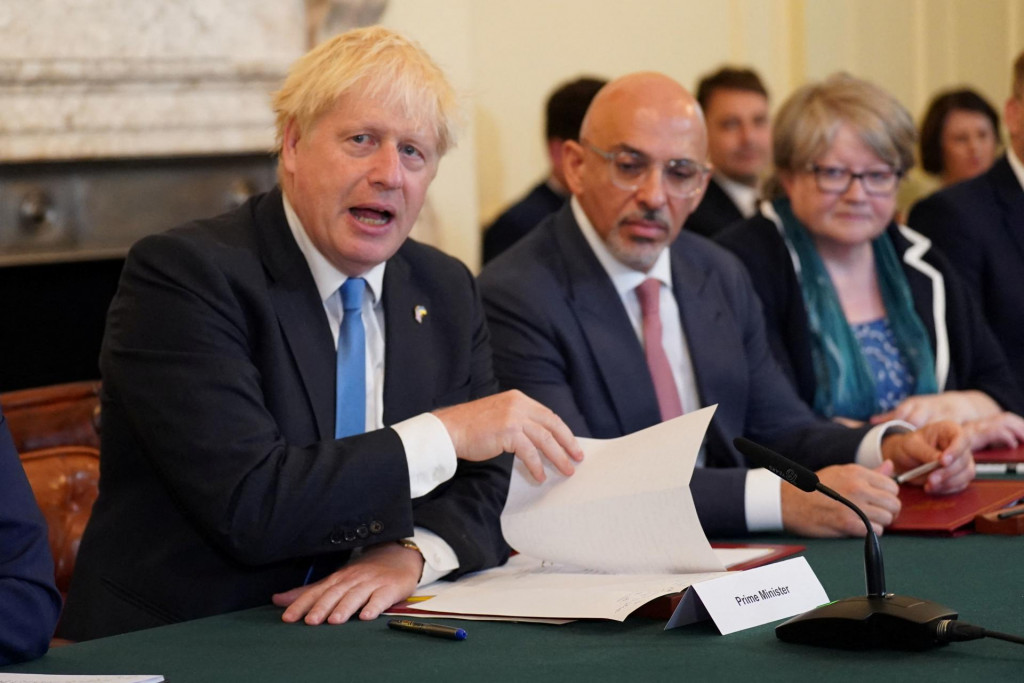 Prime Minister Boris Johnson, Chancellor of the Exchequer Nadhim Zahawi and Work and Pensions Secretary Therese Coffey attend a Cabinet meeting at 10 Downing Street, London, Britain July 19, 2022. Stefan Rousseau/Pool via REUTERS SNÍMKA: Pool