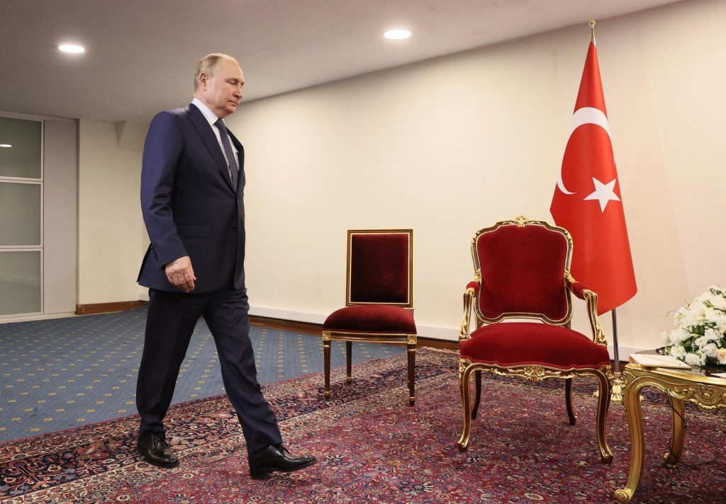 Rusk&yacute; prezident Vladimir Putin prich&aacute;dza na stretnutie s tureck&yacute;m prezidentom Recepom Tayyipom Erdoganom in Tehran. Ten nechal &scaron;&eacute;fa Kremľa čakať, čo mu bolo očividne nepr&iacute;jemn&eacute;. FOTO: Reuters